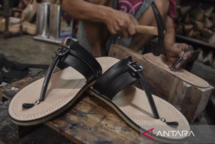 Produksi sandal tarumpah tradisional