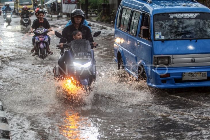 Banjir merendam jalan raya di Cibinong