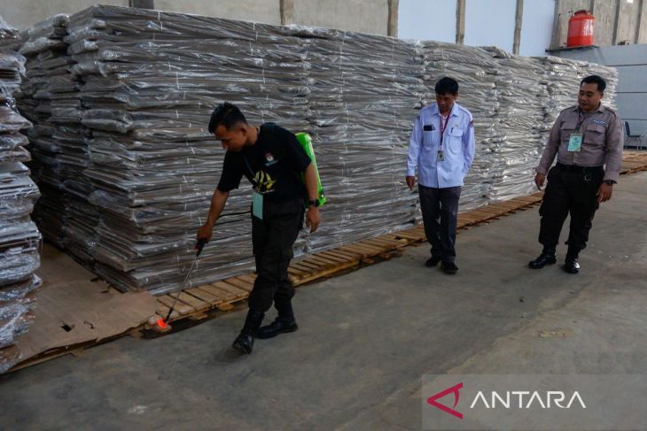 Penyemprotan cairan anti rayap di gudang KPU Kabupaten Batang