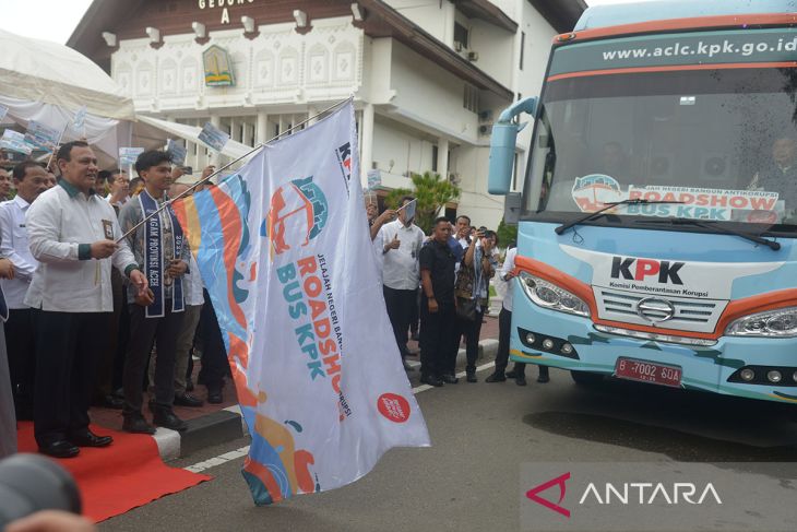 FOTO - Ketua KPK melepas bus KPK di Aceh