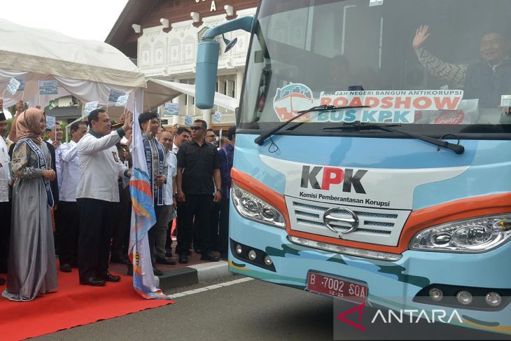 FOTO - Ketua KPK melepas bus KPK di Aceh