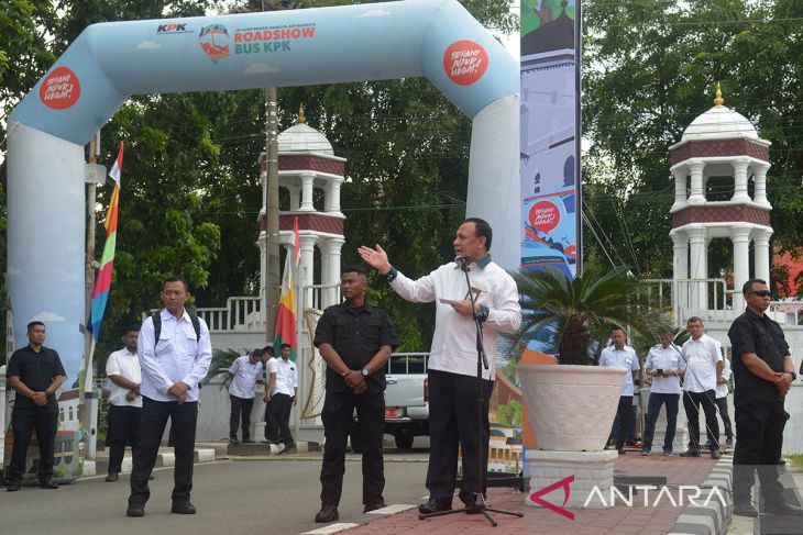 FOTO - Ketua KPK melepas bus KPK di Aceh