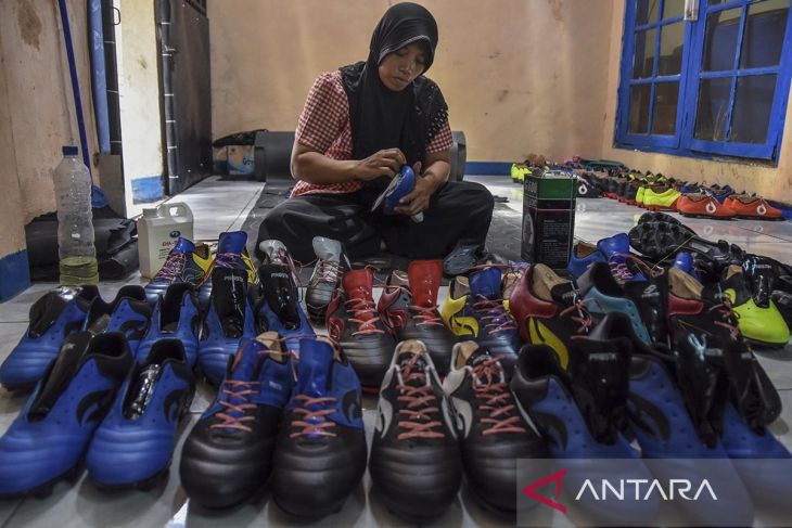 Perajin sepatu sepak bola di Tasikmalaya