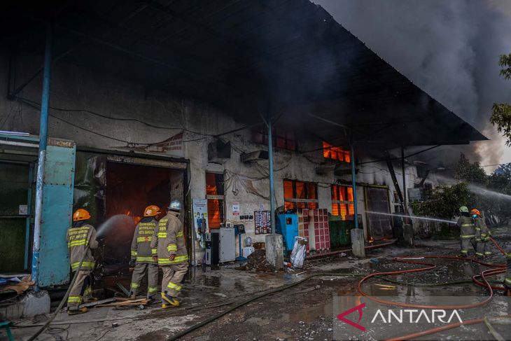 Kebakaran pabrik pemintalan kapas di Bandung