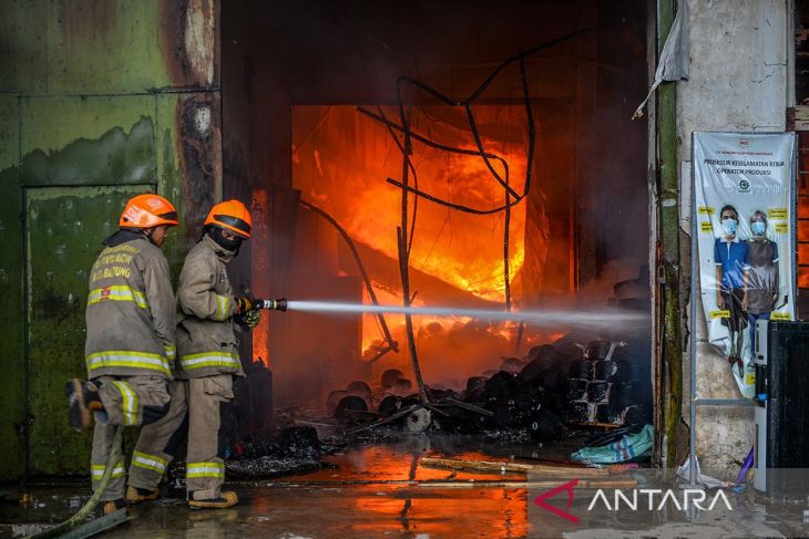 Kebakaran pabrik pemintalan kapas di Bandung