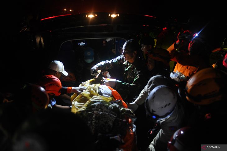 Evakuasi jenazah korban pesawat TNI AU jatuh di Pasuruan