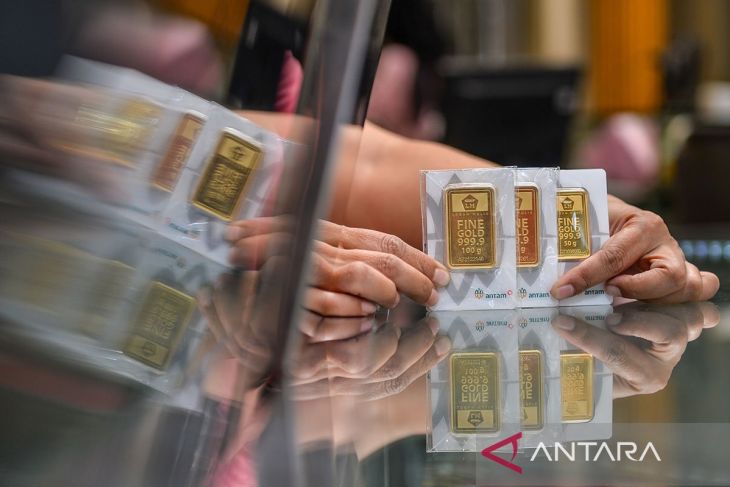 Info harga emas Antam, naik Rp15.000 per gram