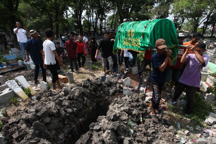 Pemakaman korban tabrakan kereta api dengan mikrobus