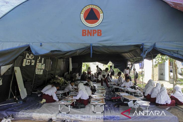 Sekolah darurat untuk penyintas gempa Cianjur