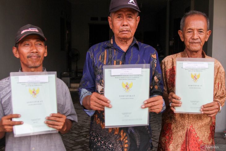 Menteri ATR/BPN serahkan sertifikat tanah korban lumpur Lapindo