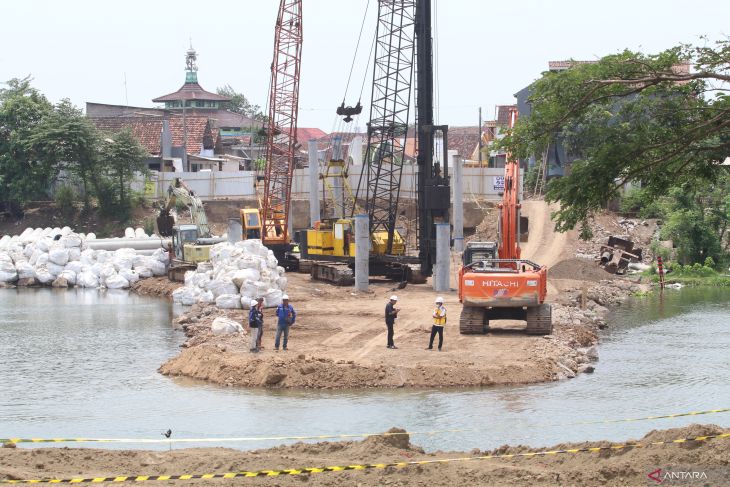 Pembangunan jembatan Jongbiru Kediri