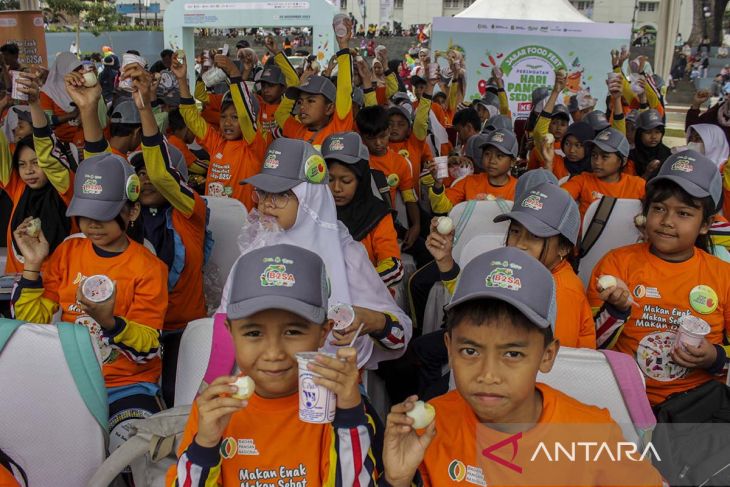 Gerakan makan telur dan minum susu