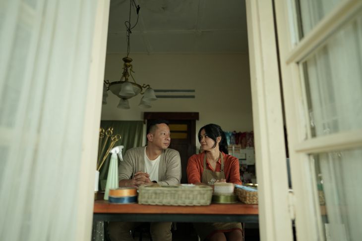 Resensi - Perjalanan cinta sang penulis di "Jatuh Cinta Seperti Di Film-Film"