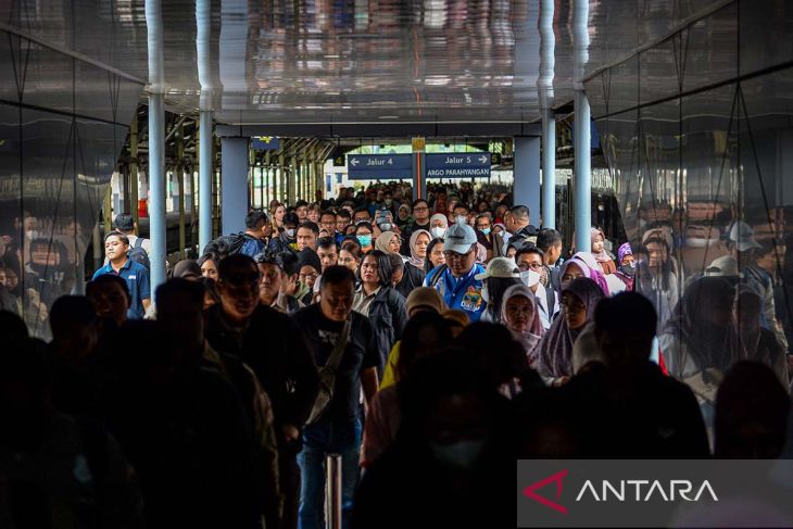 Penjualan tiket kereta api periode Natal dan Tahun Baru