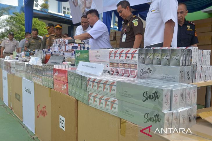 FOTO - Pemusnahan rokok impor ilegal