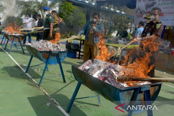 FOTO - Pemusnahan rokok impor ilegal