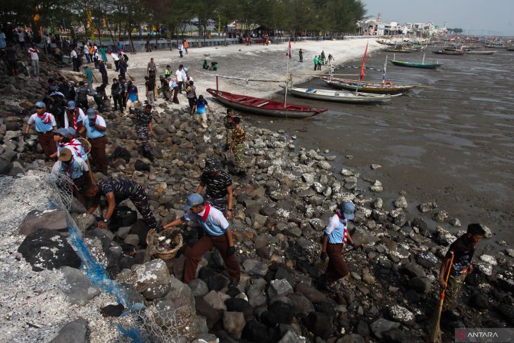 Aksi bersih pantai Lantamal V