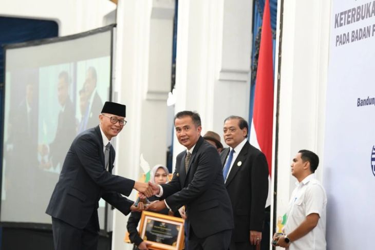 Pemkot Sukabumi meraih penghargaan sebagai kota informatif tingkat Jabar