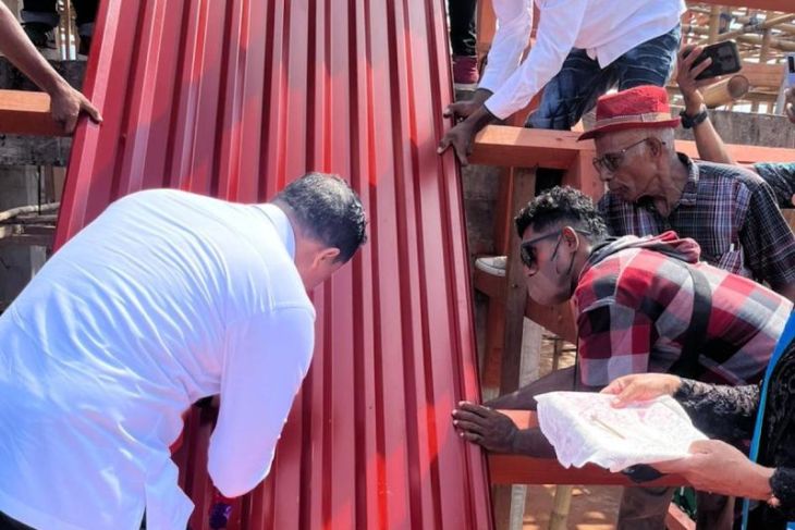 Tutup Atap Gereja Weduar, Pj Bupati Malra Imbau warga perkuat budaya Maren.