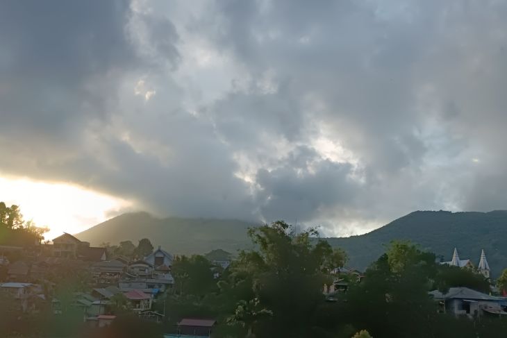 PVMBG minta warga patuhi radius bahaya Gunung Lokon