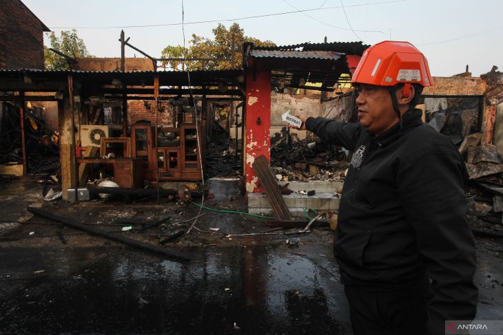 Kebakaran toko barang antik dan abon di Surabaya