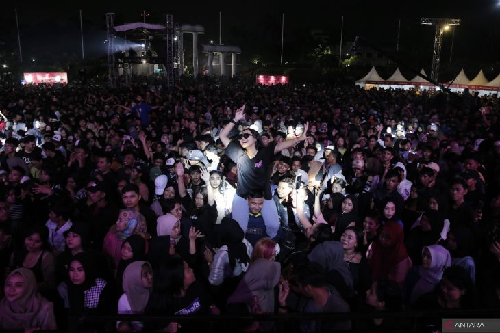 Konser goyang santuy di Surabaya