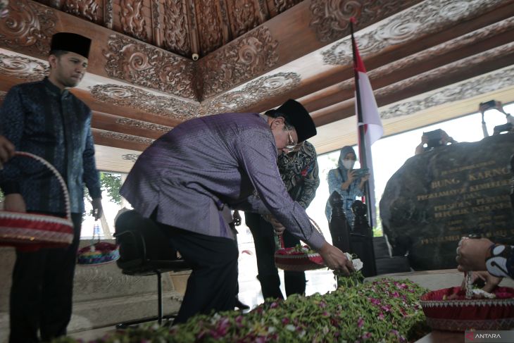 SBY ziarah ke makam Presiden Sukarno