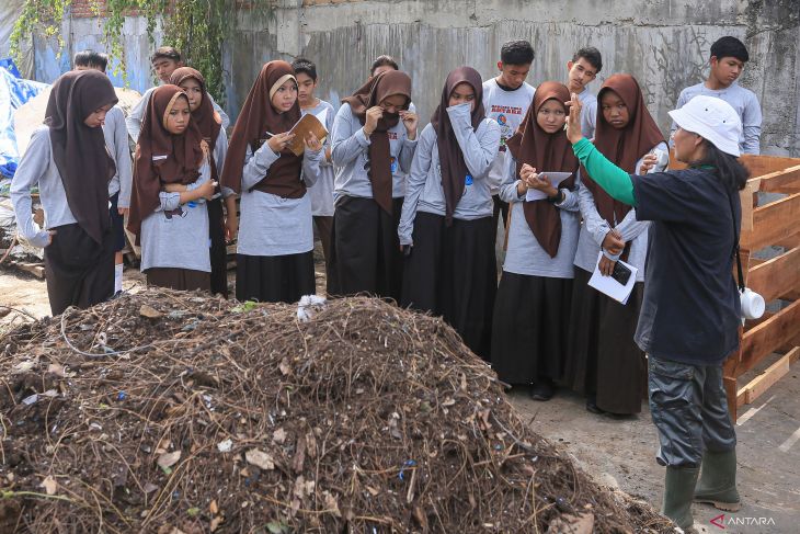 Edukasi pertanian perkotaan bagi pelajar