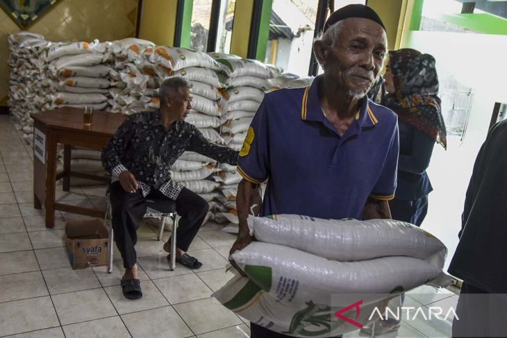 Penyaluran beras bantuan pangan