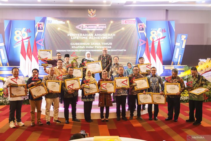 Anugerah Lifetime Achievement untuk Gubernur Jawa Timur