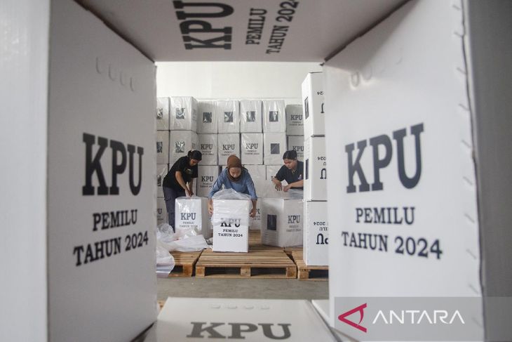 Perakitan kotak suara Pemilu di Bandung