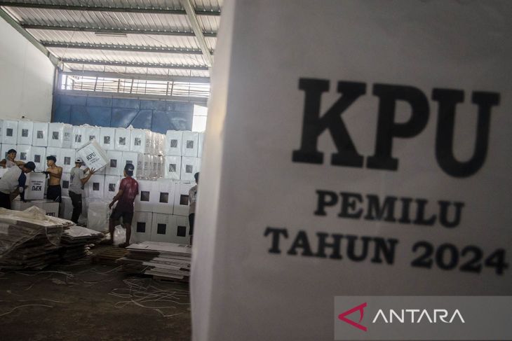 Perakitan kotak suara Pemilu di Bandung