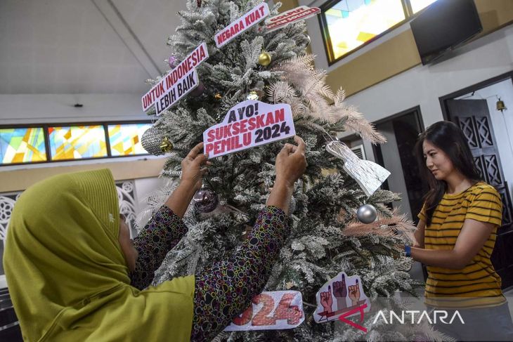 Dekor pohon Natal Pemilu damai di Ciamis