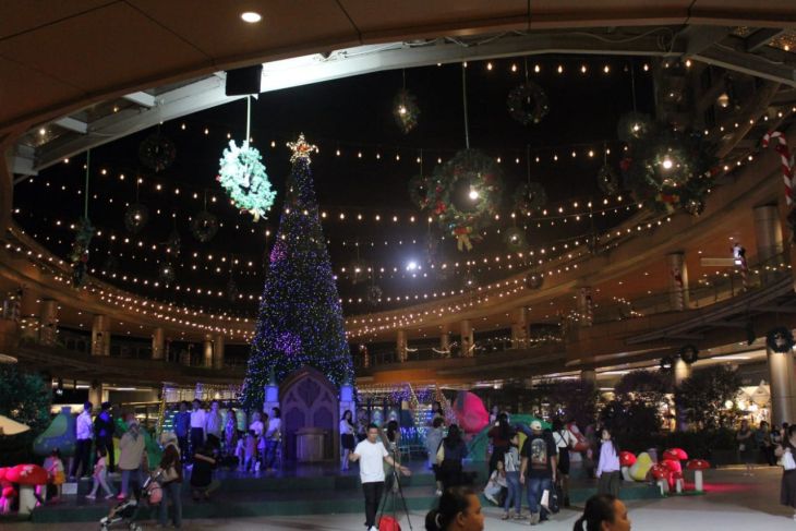 Pohon Natal di pusat Perbelanjaan