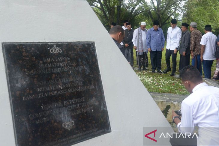 FOTO - SBY ziarah makam tsunami Aceh