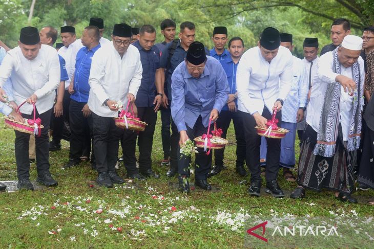 FOTO - SBY ziarah makam tsunami Aceh