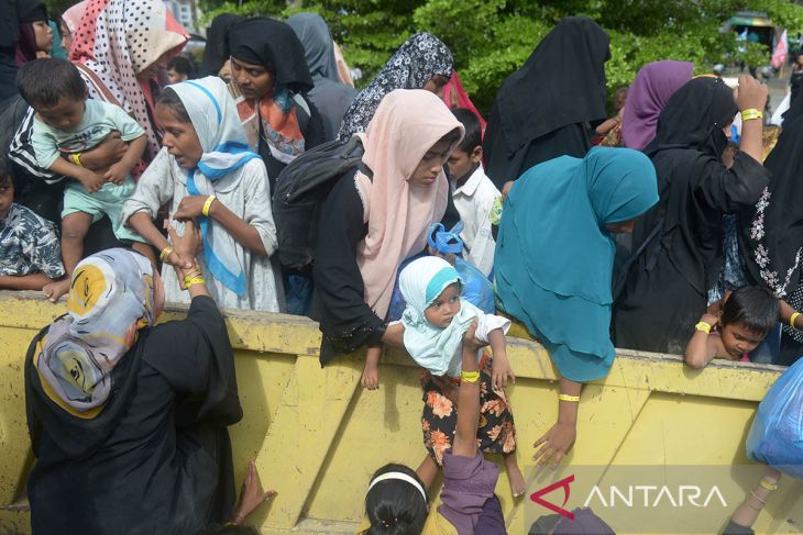 FOTO - Mahasiswa pindahkan paksa imigran Rohingya di Aceh