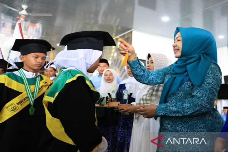 Wahyu Windarti wisuda ribuan satri