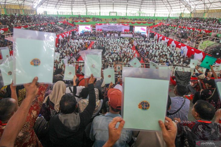 Penyerahan sertipikat tanah untuk rakyat Jawa Timur