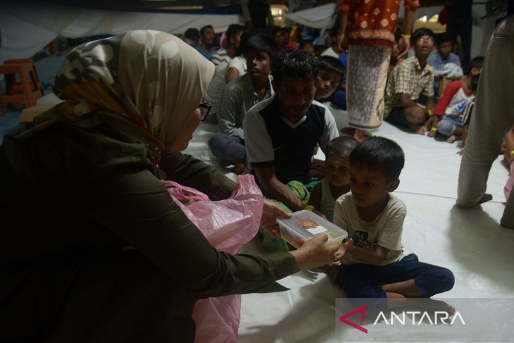 FOTO - Kelompok masyarakat bantu makanan untuk imigran Rohingya