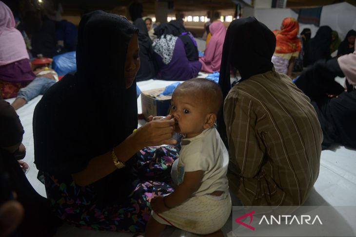 FOTO - Kelompok masyarakat bantu makanan untuk imigran Rohingya