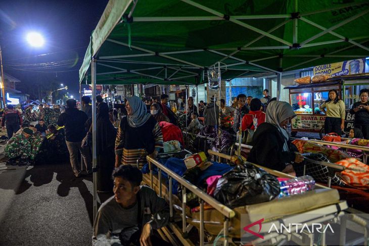 Evakuasi pasien rumah sakit usai gempa di Kabupaten Sumedang