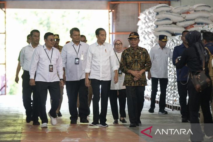 antarafoto jokowi cek stok beras bulog di banyumas 030124 iz 1 1