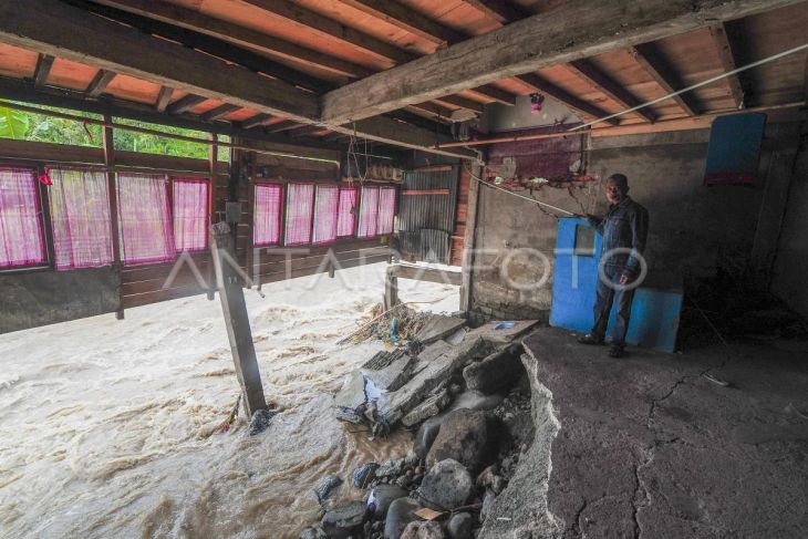 Rumah terancam roboh akibat banjir di Kerinci