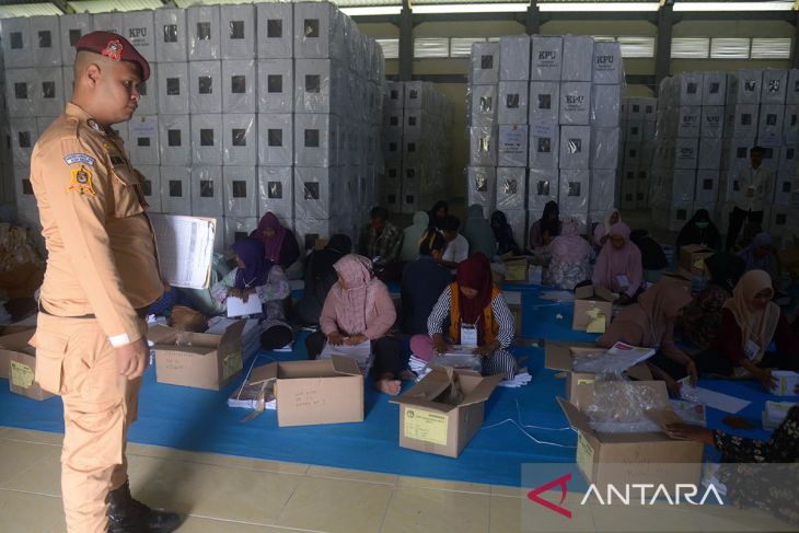 FOTO - Berdayakan emak emak lipat kertas suara