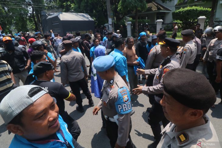 Unjuk rasa dua kelompok LSM di Balai Kota Kediri