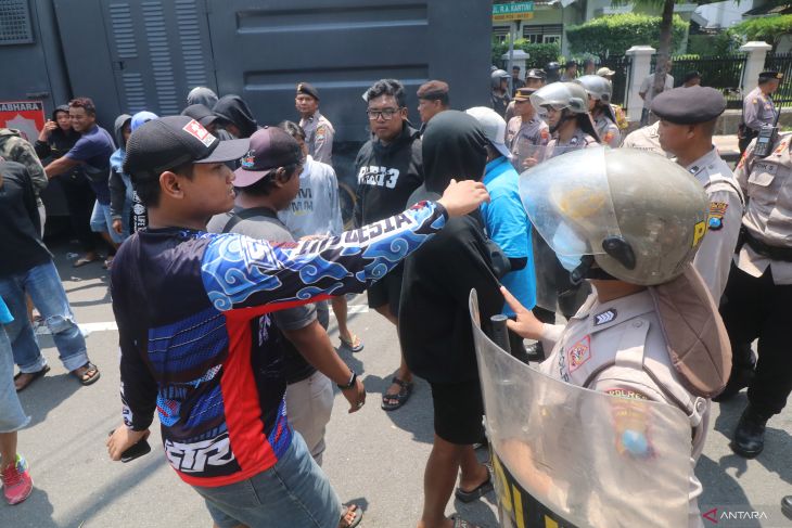 Unjuk rasa dua kelompok LSM di Balai Kota Kediri