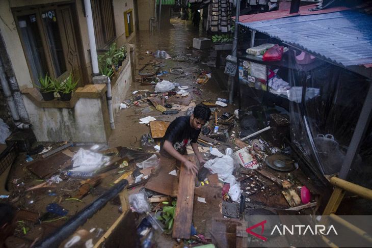 Banjir akibat luapan Sungai Cikapundung di Bandung