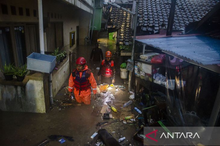 Banjir akibat luapan Sungai Cikapundung di Bandung