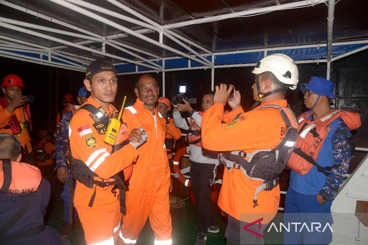 FOTO - Evakuasi nelayan kapal tenggelam di Samudera Hindia, Aceh